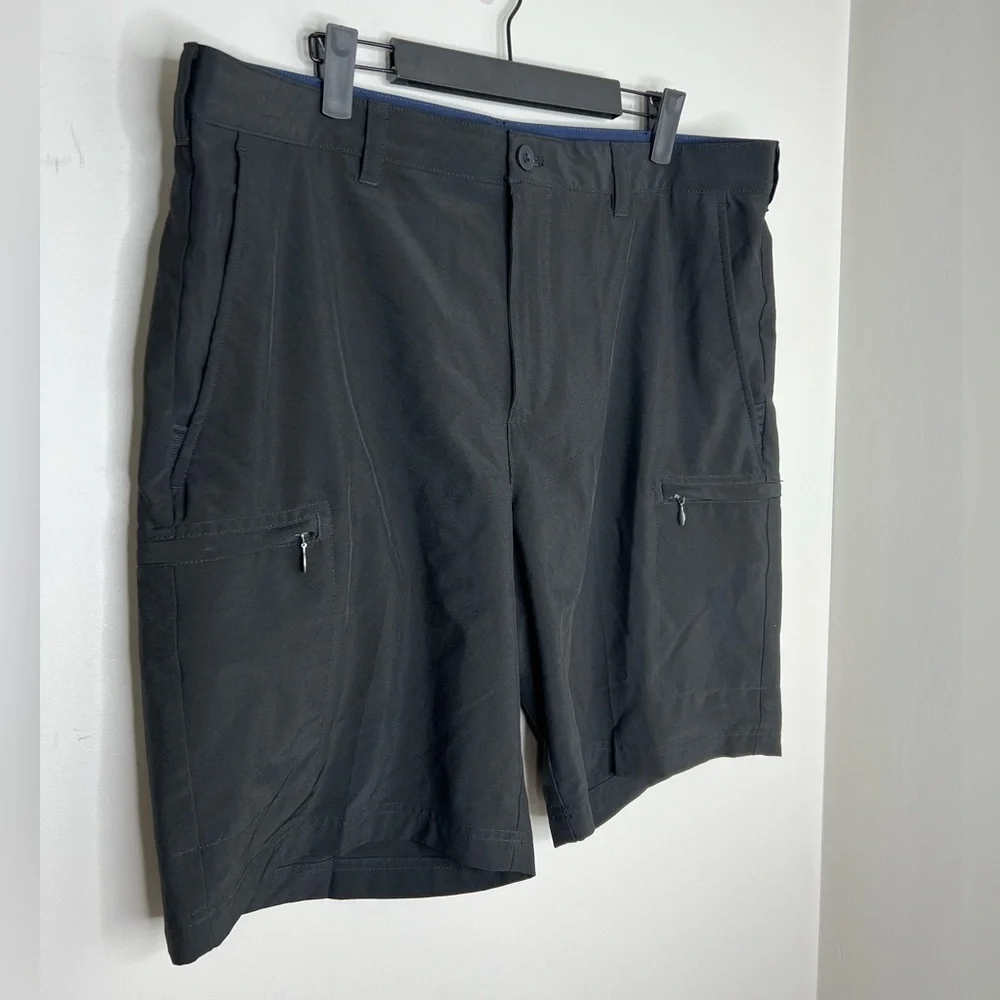 Izod Golf Swingflex Cargo Shorts Men's 38 Black Stretch Poly 5 Pocket - Picture 2 of 7